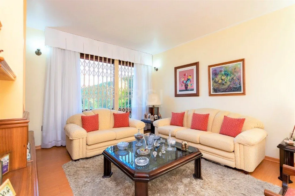 Imagem Casa para Venda - 228m², 4 dormitórios, sendo 1 suites, 5 vagas - Teresópolis