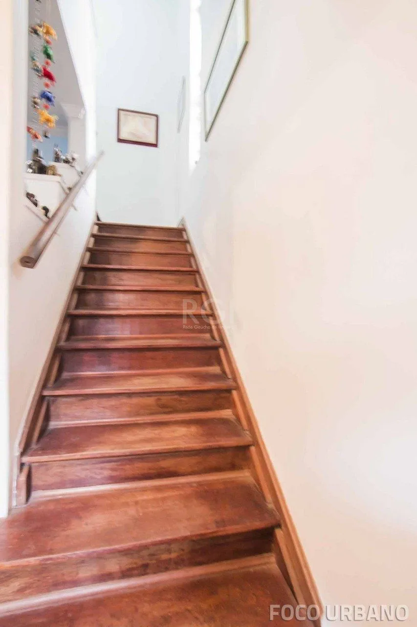 Imagem Casa para Venda - 250m², 4 dormitórios, 2 vagas - Petrópolis