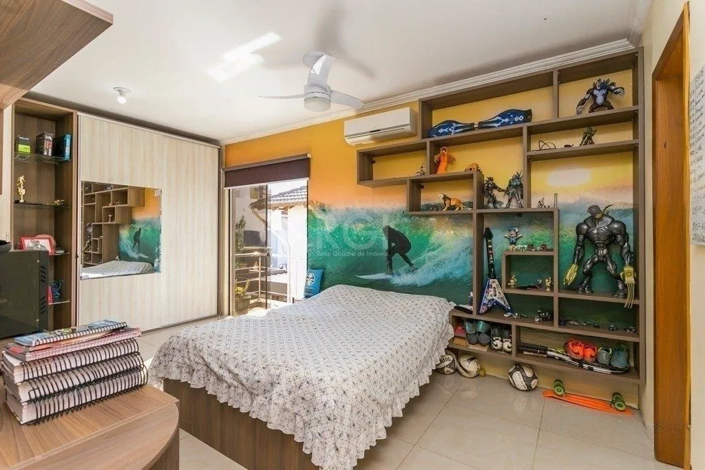 Imagem Excelente casa em condomínio com 3 suítes, piscina e 3 vagas de garagem