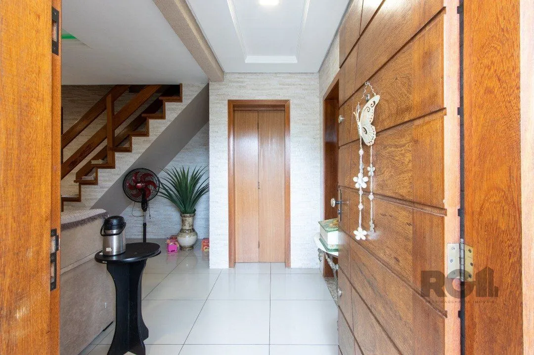 Imagem Sobrado, 3 quartos, 2 banheiros, pátio, 2 vagas, piscina - Bairro Vila Nova