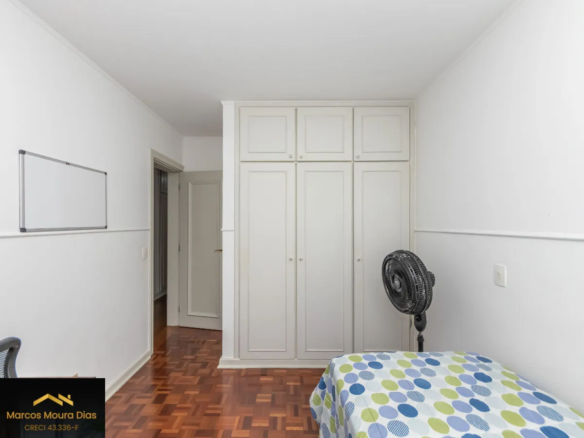 Imagem Apartamento na Pompéia, com 3 dormitórios, 1 suíte, e 2 vagas e dependência de serviço completa. Edifício com Portaria 24 hs, Gerador e Lazer