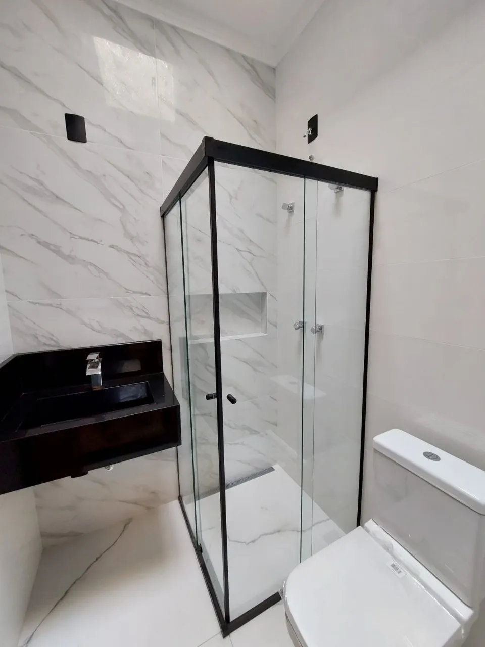 Imagem Impecável casa à venda em Sorocaba-SP, Wanel Ville: 3 quartos, 3 suítes, 145 m² de área, 4 banheiros e 2 vagas. Confira já!
