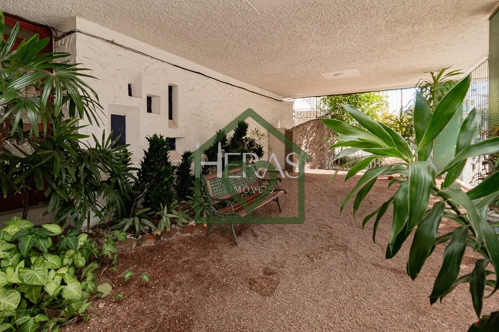 Imagem Amplo apartamento mobiliado, com 116 m² de área privativa; - 3 dormitórios amplos com ar condicio...