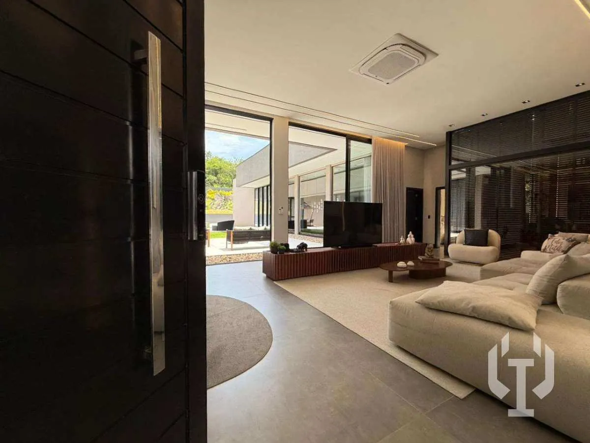 Imagem Casa de condomínio à venda, no Chácara Flora em Itapema, Casa branca, com 5 quartos, 563m2