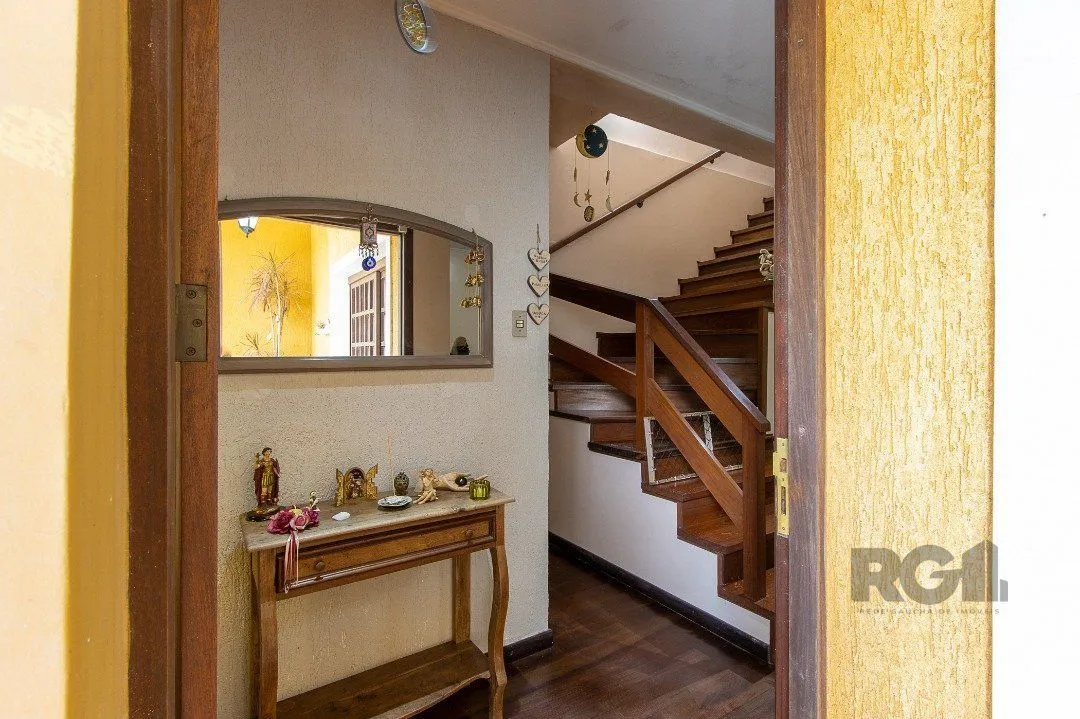 Imagem Casa para Venda - 300m², 3 dormitórios, sendo 1 suites, 4 vagas - Nonoai
