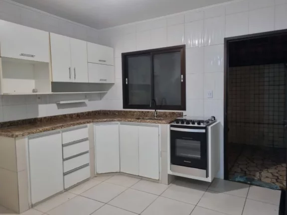 Imagem Sobrado individual à venda no Maracanã em Praia Grande-SP, com 2 dormitórios sendo suítes, sala ampla, cozinha com armários planejados, 1 lavabo, banheiro com box e gabinete, lavanderia, churrasqueira, vaga de garagem, portão em alumínio, a 150 metros da 