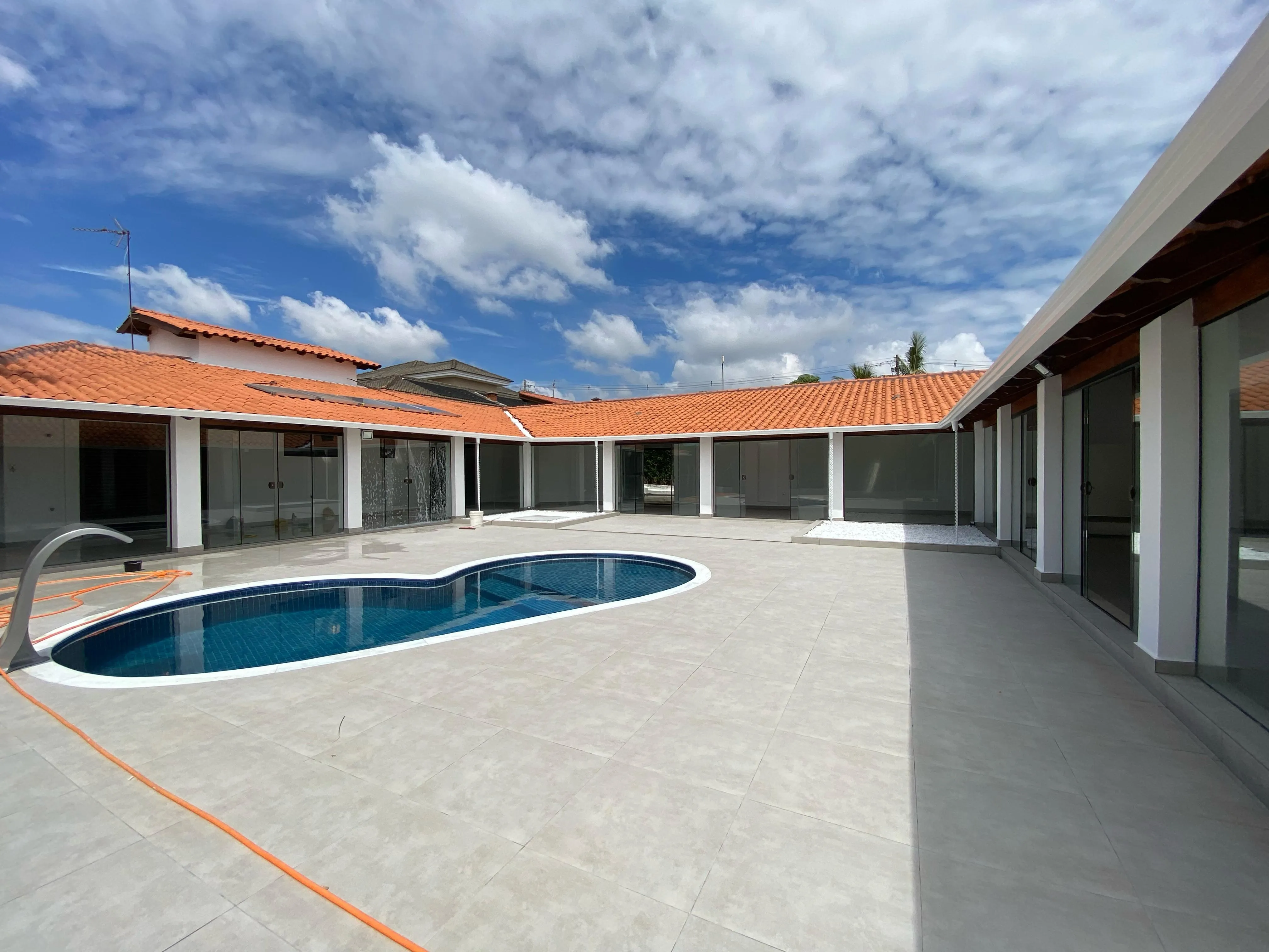 Imagem Casa no Condomínio Portal do Sabiá - 380m² de Área Construída, 3 Suítes e Piscina