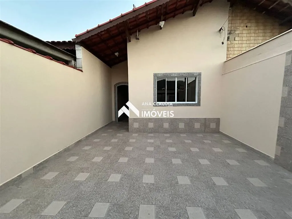 Imagem CASA A VENDA NA PRAIA DE MONGAGUÁ A MENOS DE CINCO MINUTOS DO CENTRO DA CIDADE.