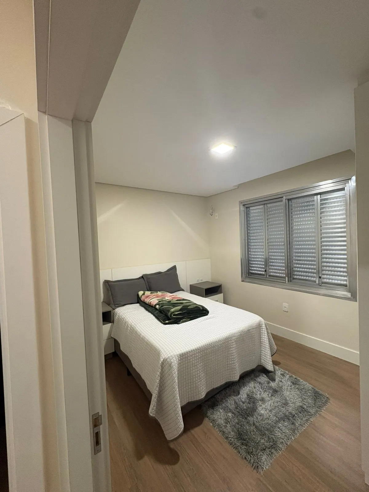 Imagem Apartamento com 02 quartos (01 suíte) no Bairro Cidade Baixa em Porto Alegre