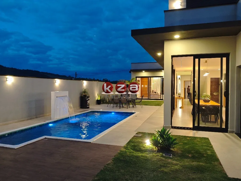 Imagem Casa a venda em Condomínio de Alto Padrão em Vinhedo-SP: 3 Suítes, 2 Salas, gourmet com churrasqueira e piscina.