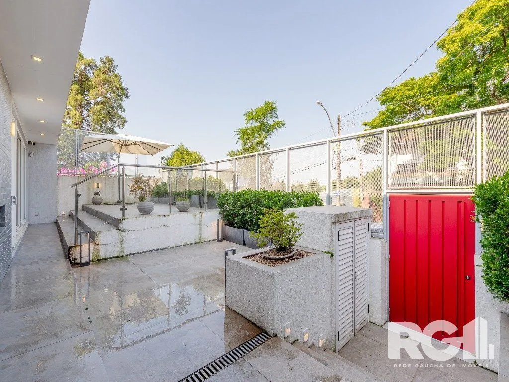 Imagem Espetacular casa nova à venda no bairro Três Figueiras! 3 suítes, 3 vagas, Generoso espaço gourmet com vista para a varanda, bem ensolarado.
