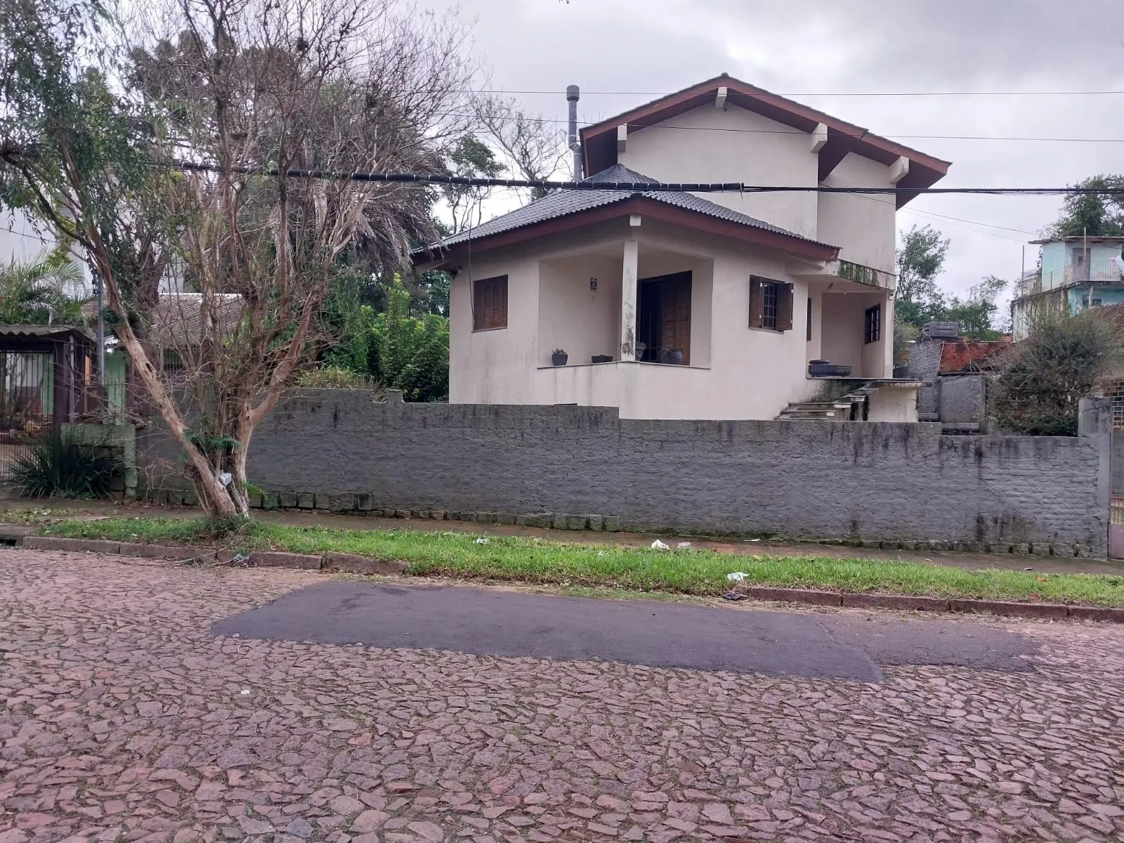 Imagem Casa ampla 5 D E 4 Banheiros, 2 vagas - Sta Tereza - Porto Alegre