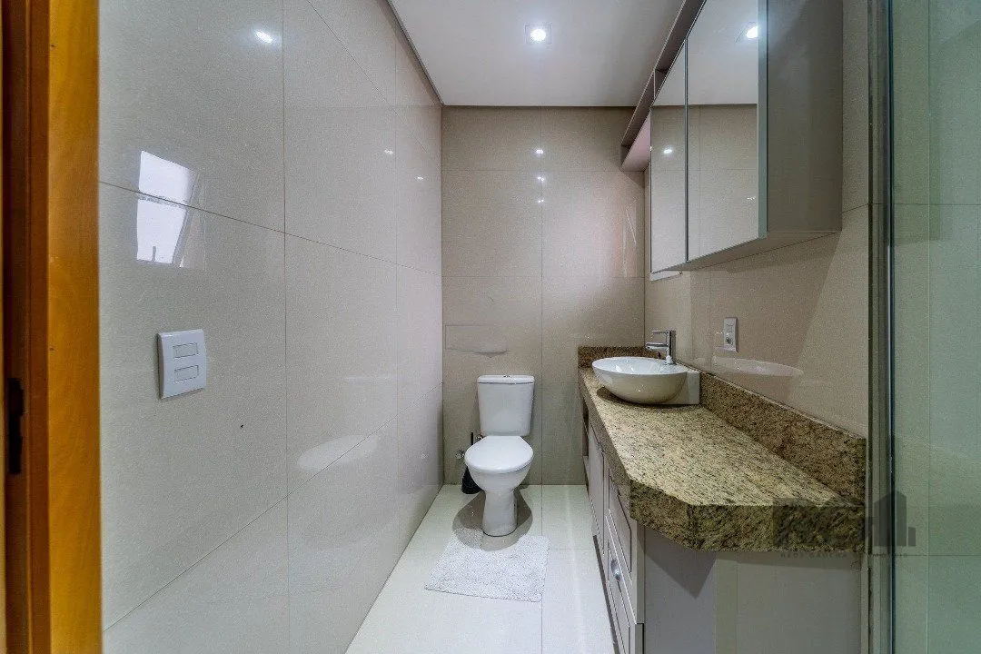 Imagem Casa em condominio com excelente padrão construtivo, possui 3 dormitórios, sendo 1 suíte máster com closet e sacada