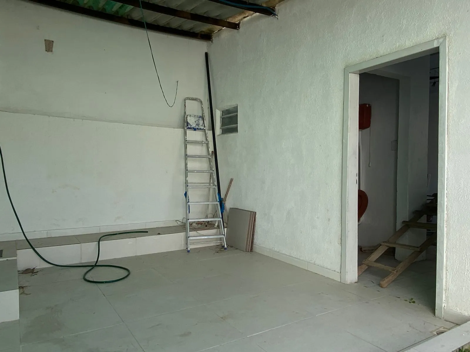 Imagem Casa de (3)três quartos, sendo uma suíte com duas vagas de garagem.
