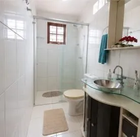 Imagem Casa 4 domitorios sendo uma suite com 6 vagas em 195m2 no bairro Guaruja.