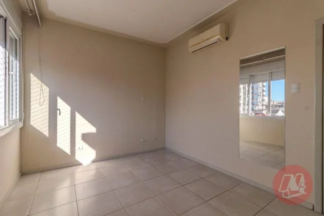 Imagem No Menino Deus 102 m², 2 dormitórios com sacada. e todo mobiliado.