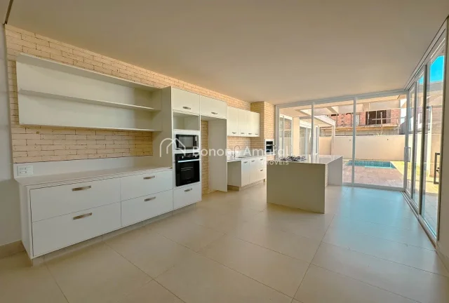 Imagem Casa de Alto Padrão com Projeto Contemporâneo e Acabamento Impecável

Esta casa de arquitetura co...