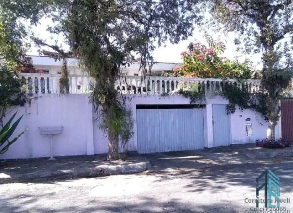 Imagem Casa a venda Semi mobiliada, 05 quartos, em ótima localização, no Bacacheri em Curitiba PR