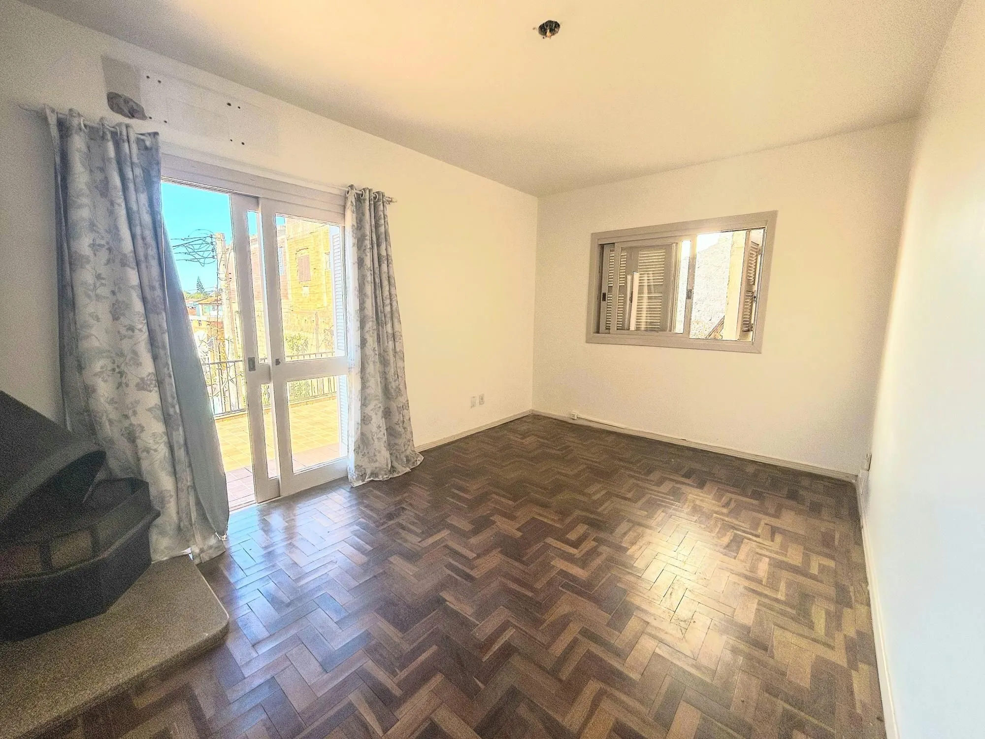 Imagem CASA 03 dormitórios, 01 suíte, lareira, churrasqueira, terraço, pátio, garagens cobertas na VILA NOVA - ótima localização