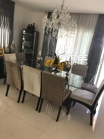 Imagem VENDA DE SOBRADO NO CONDOMÍNIO ARUJÁ V, EM ARUJÁ/SP, 340m² com 3 suítes, suíte master, espaço gourmet, sacadas, piscina, ofurô e 2 vagas. CONSULTE-NOS