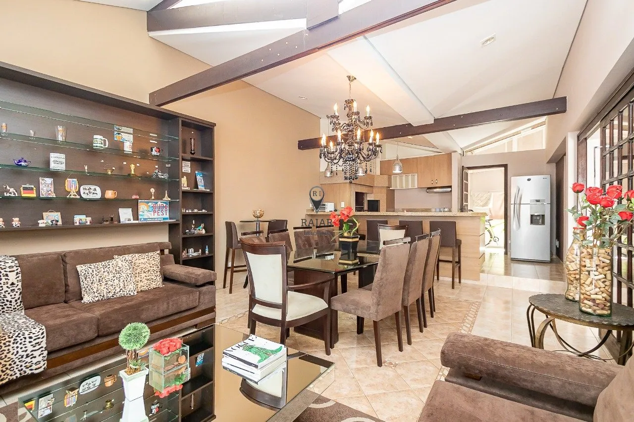 Imagem Casa de Alto Padrão "Mobiliada"

Com quatro quartos, duas suítes com hidro, espaço gourmet, acade...