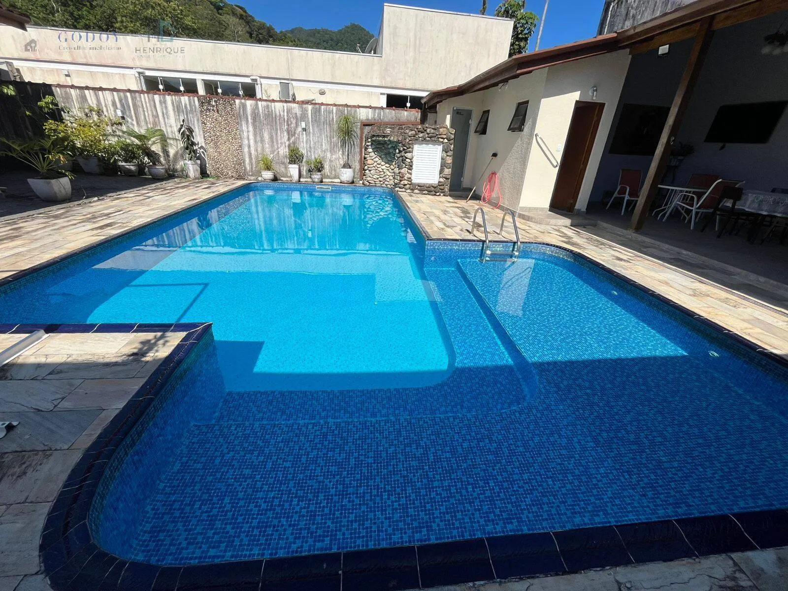 Imagem Excelente para Temporada: Casa com Piscina em Condomínio Seguro e Tranquilo