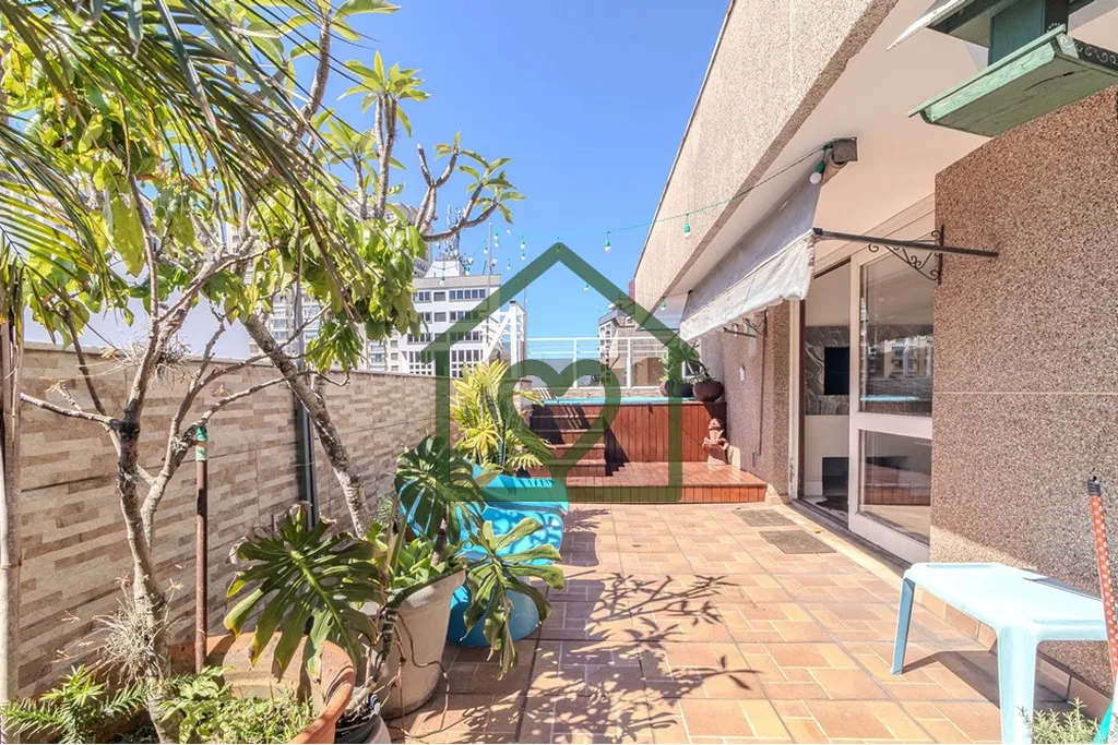 Imagem Cobertura duplex com 296 m² privativos, três dormitórios (sendo uma suíte) e três vagas de gara...