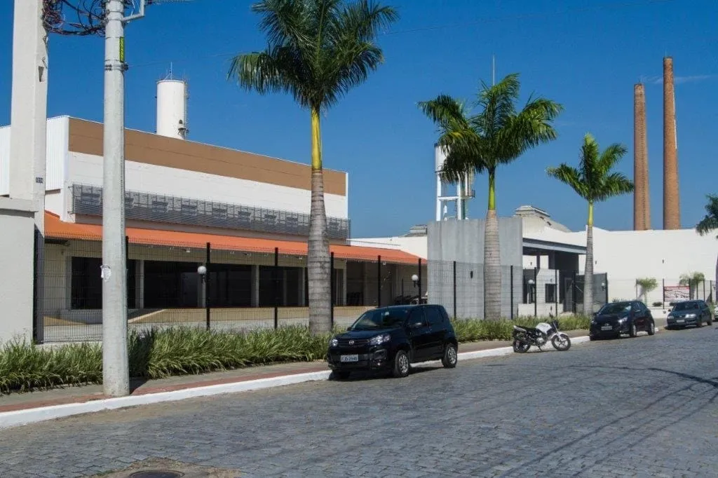 Imagem Galpão Comercial em Cruzeiro com Galpões, Escritórios e Estacionamento para Mais de 200 Vagas, Ideal para Diversos Tipos de Negócios e Eventos