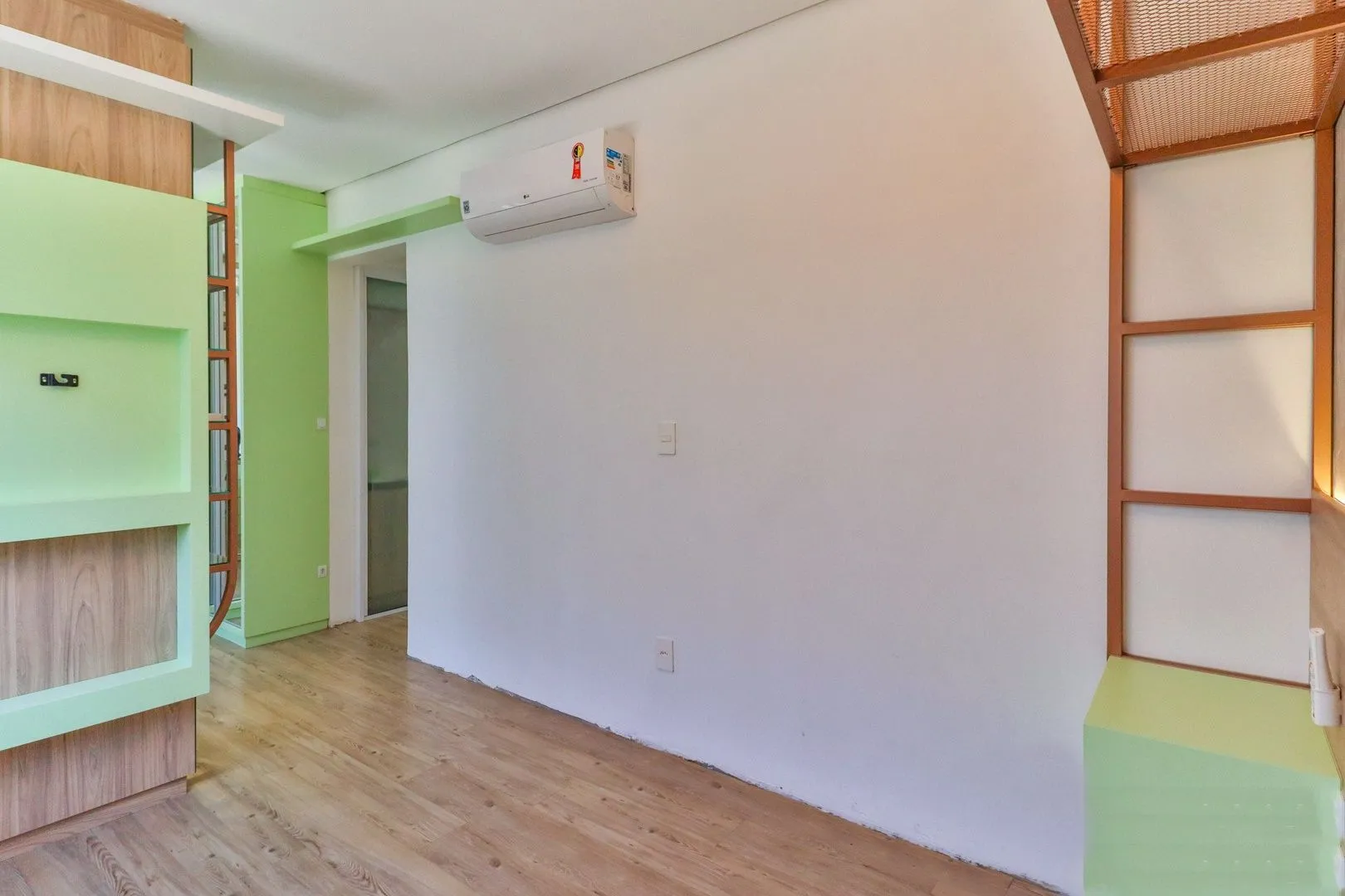 Imagem CASA TRIPLEX COM 4 SUITES E 2 VAGAS- SEMIMOBILIADA