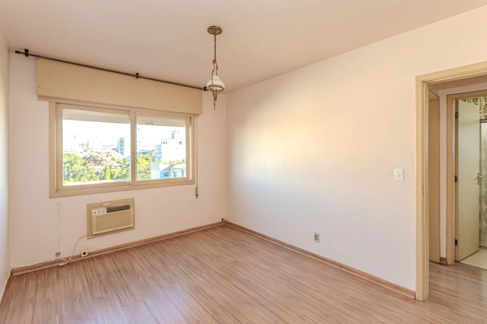 Imagem Apartamento de 2 dormitórios com dependência e vaga no bairro Santana DESOCUPADO