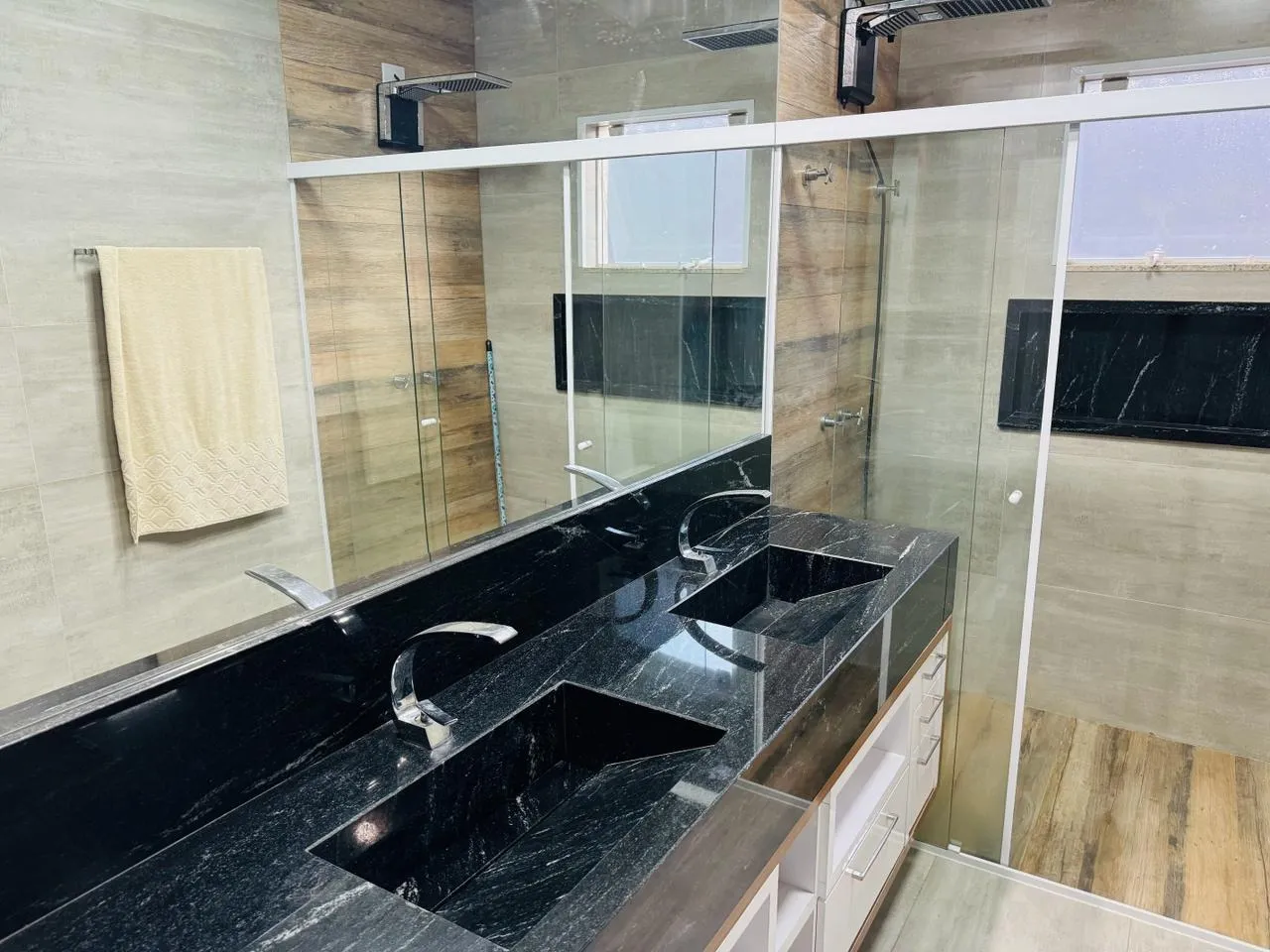 Imagem Ampla Residência com Área Gourmet e Pomar em Terreno Generoso de 906 m²: Conforto e Funcionalidade em Cada Detalhe
