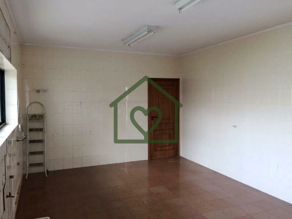 Imagem Casa triplex, residencial e comercial, com 4 dormitórios (todos suíte), 06 salas e 3 vagas de gara...