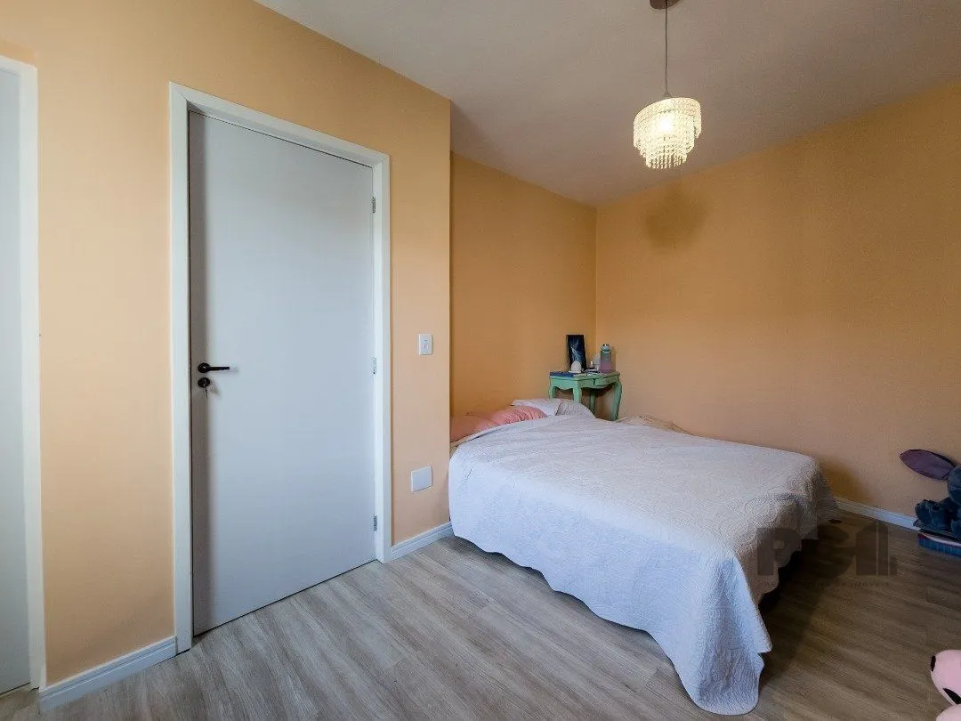 Imagem Living em dois ambientes com cozinha americana, lavabo, pátio, lavanderia. o3 dormitórios sendo 01 suíte, banheiro social e sótão. Duas vagas de garagem.