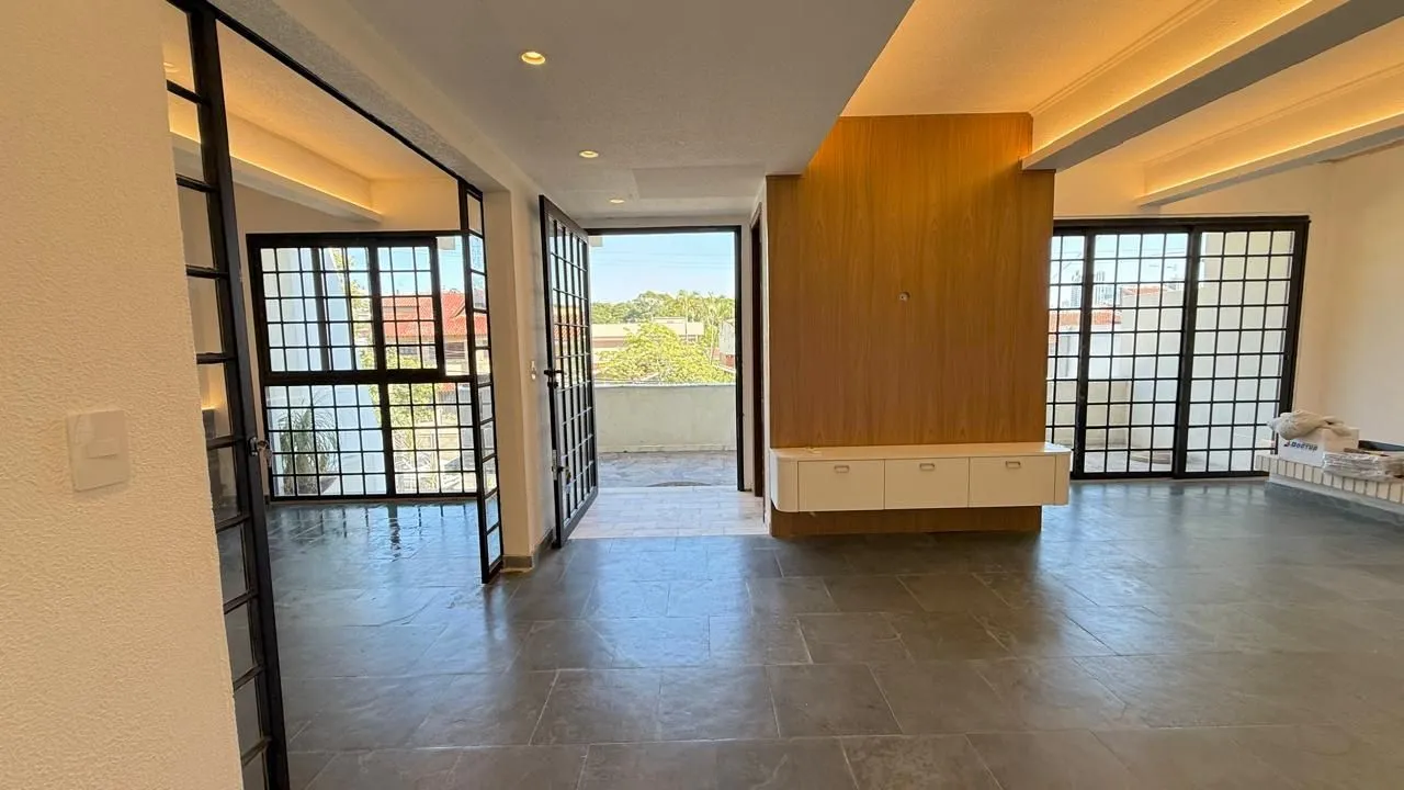 Imagem Casa semi reformada com 4 dormitórios e 4 vagas no Chácara das Pedras próx. Joao Wallig.