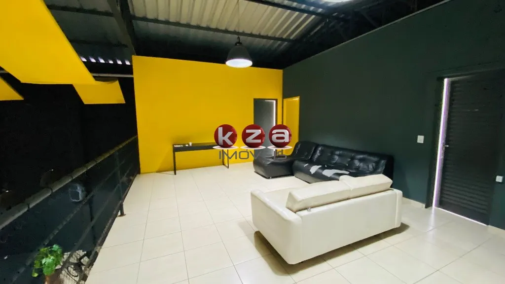 Imagem Barracão Comercial para Locação em Valinhos-SP, Parque dos Cocais: 2 Salas, 3 Banheiros, 2 Vagas e 300m². Venha conferir!