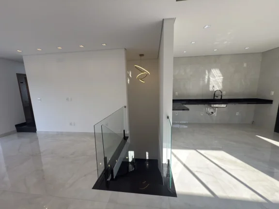 Imagem Casa a venda com 3 suítes, 4 vagas e piscina deslumbrante.