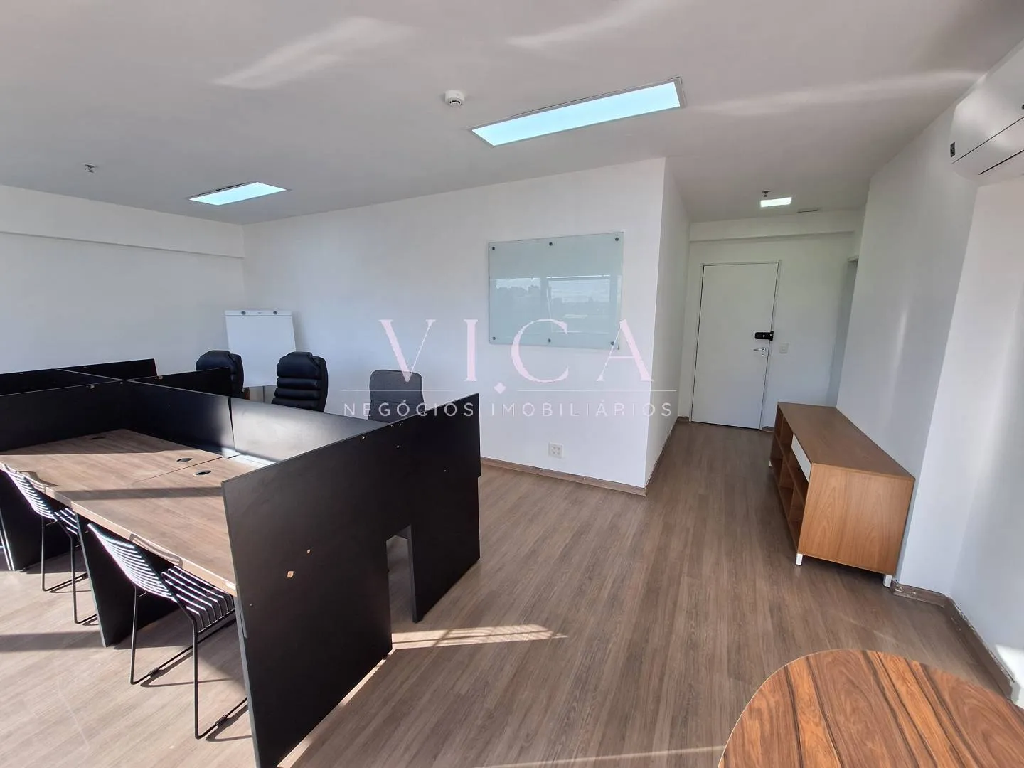 Imagem Sala mobiliada 42m² para aluguel por R$ 3.000,00/mês - Alphaville/SP