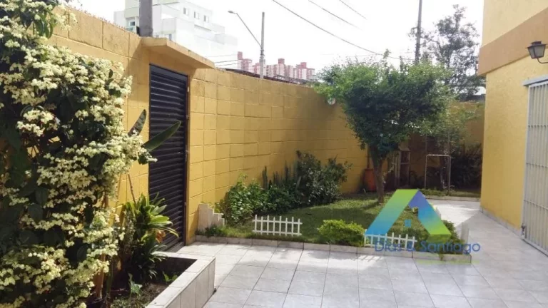 Imagem Lindo sobrado com 3 dormitórios, 4 vagas de garagem em bairro calmo e com amplo comercio nas proximidades, fácil acesso a principais avenidas.