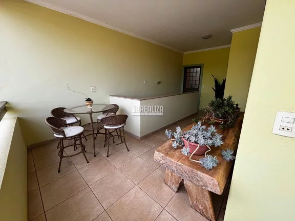 Imagem Casa à venda no bairro Estados Unidos em Uberaba - 3 dormitórios, 2 suítes, 3 garagens