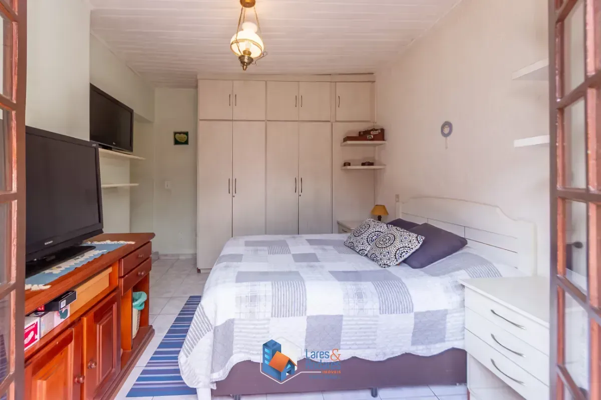Imagem Casa para venda em Parque da Lapa com 4 quartos, sendo 1 suíte, 190m²