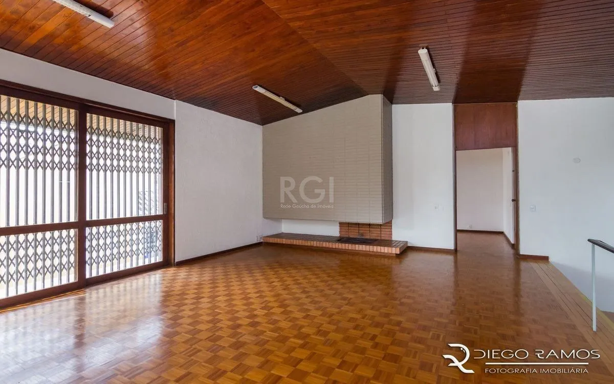 Imagem Venda de casa residencial 25,00m x 80,00m- Menino Deus. 4 vagas, 4 dormitórios, sendo 1 suíte, 1 varanda, lareira e churrasqueira.