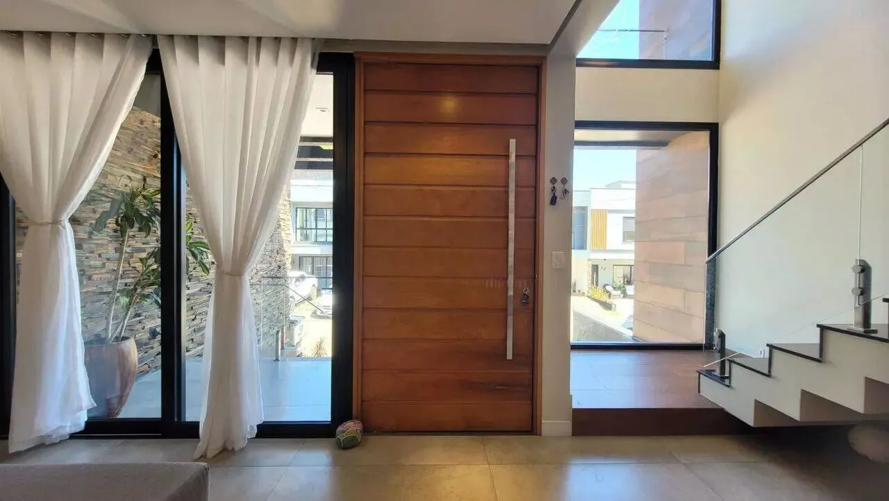Imagem Casa em condomínio com 3 dormitórios, suíte e 2 vagas.