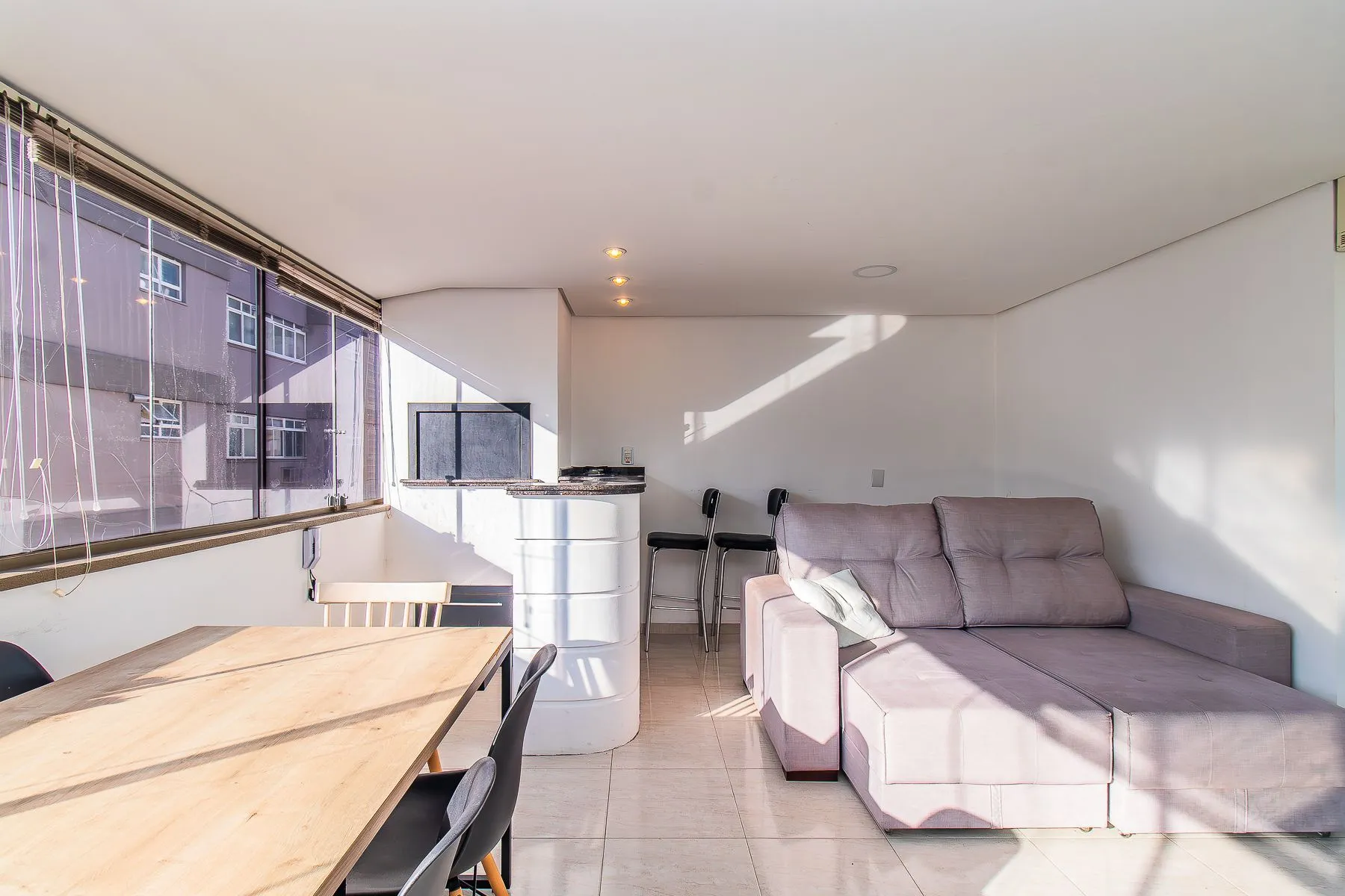 Imagem Amplo apartamento duplex com 2 dormitórios e 1 vaga de garagem.