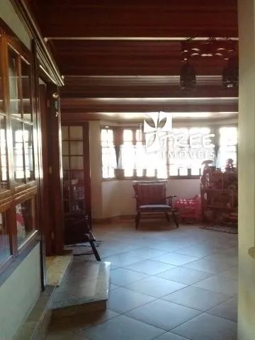 Imagem LOCAÇÃO DE CASA RESIDENCIAL/COMERCIAL NO CENTRO DE ARUJÁ/SP, com 2 quartos, sala c/ 2 ambientes, varanda na frente e nos fundos e 1 vaga. CONSULTE-NOS