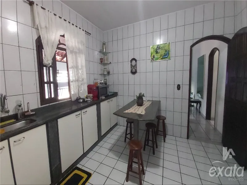 Imagem Manoel Plaza, casa com 3 quartos com 1 suite, sala e cozinha ampla, banheiro social, varandão, 3 vagas de garagem, terreno de 300 m²