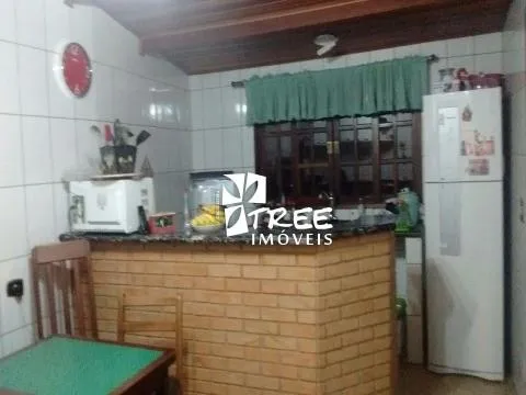 Imagem LOCAÇÃO DE CASA RESIDENCIAL/COMERCIAL NO CENTRO DE ARUJÁ/SP, com 2 quartos, sala c/ 2 ambientes, varanda na frente e nos fundos e 1 vaga. CONSULTE-NOS