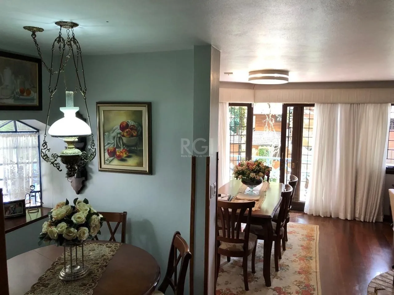 Imagem Sobrado para Venda - 295.24m², 3 dormitórios, sendo 3 suites, 2 vagas - Canela