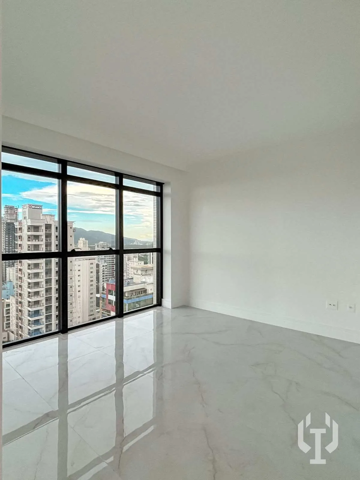 Imagem Apartamento de 3 suítes e 3 vagas de garagem em Meia Praia