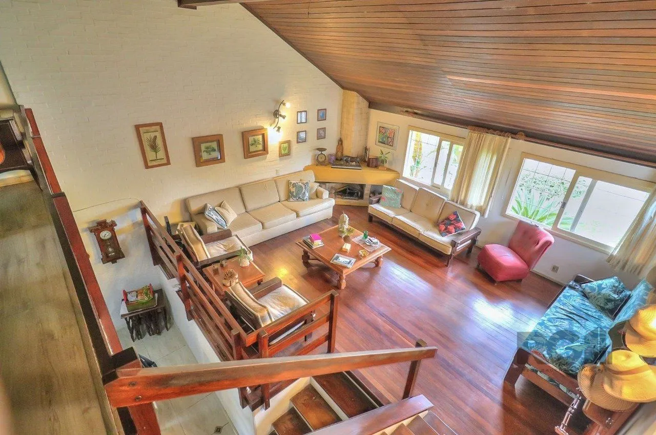 Imagem Casa a venda composta de 4 dormitórios no bairro Jardim Isabel em Porto Alegre