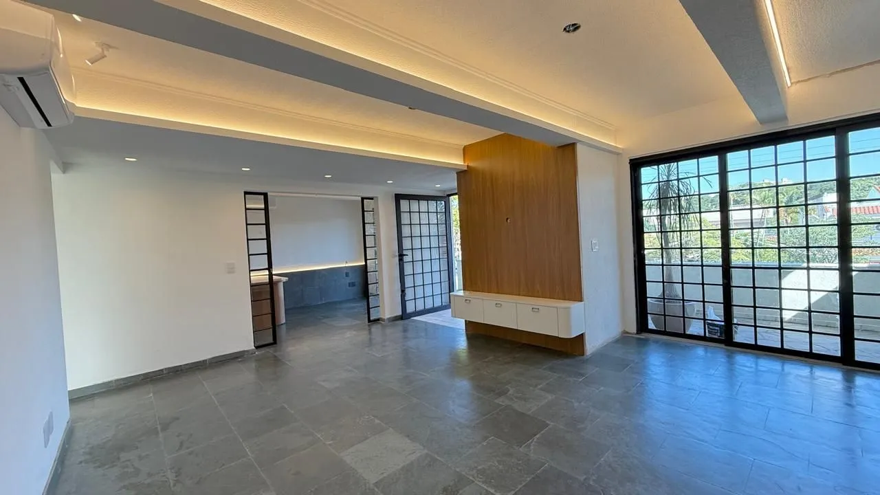 Imagem Casa semi reformada com 4 dormitórios e 4 vagas no Chácara das Pedras próx. Joao Wallig.